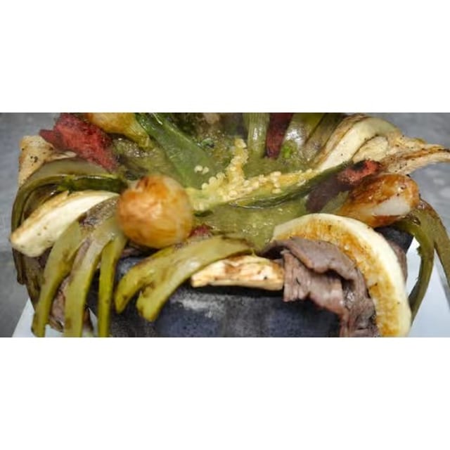 Molcajete Con Carne/Volcanic Stone with Meat (2).